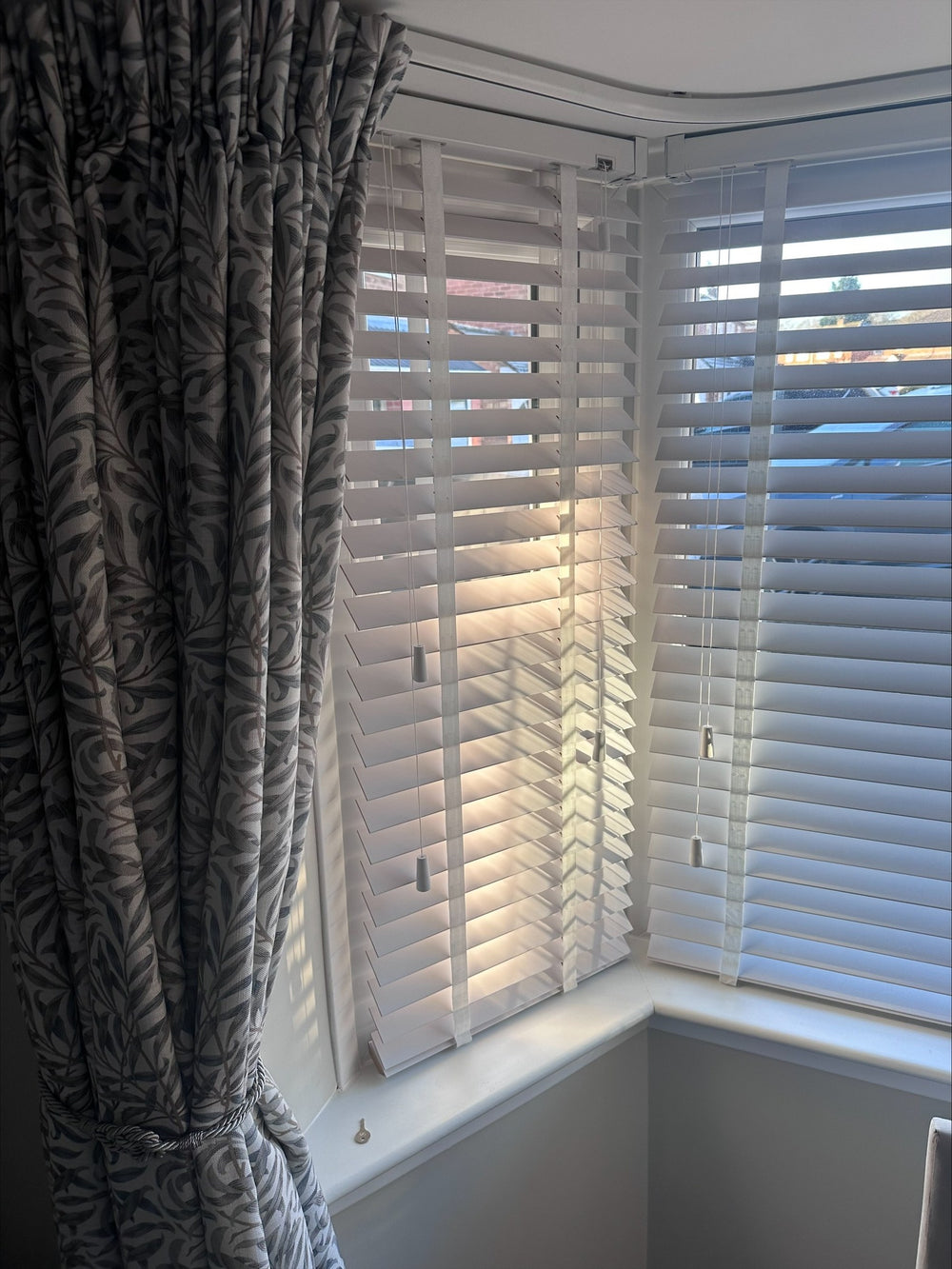 Silent Gliss 6840 bay track installed, customer photo from Miriam
