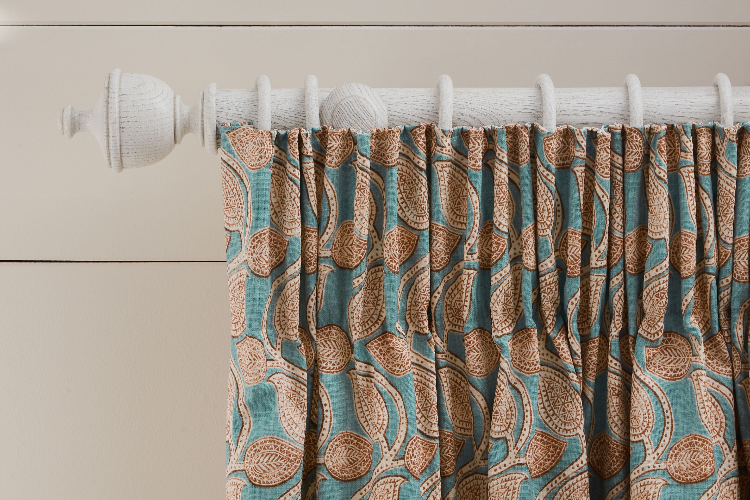 Ashbridge Chatsworth curtain pole in Parchment White, room view